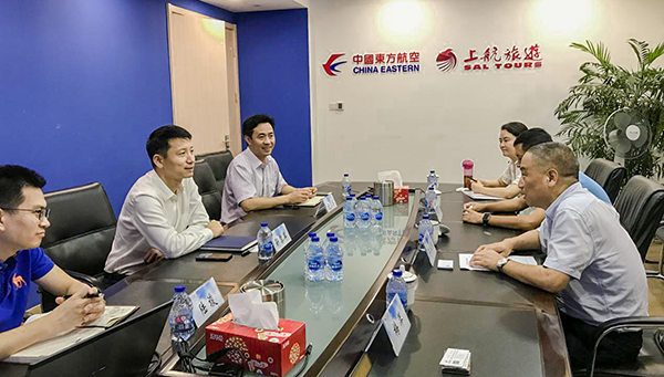 7月9日，集團公司董事長李漢東、副總經(jīng)理龔勇一行前往上航假期國際旅行社總部，拜訪上航假期總經(jīng)理靳黎軍，雙方就下一步開展更加深入的合作進行了洽談。市場營銷部、經(jīng)營管理部相關(guān)負責人陪同參加。.png