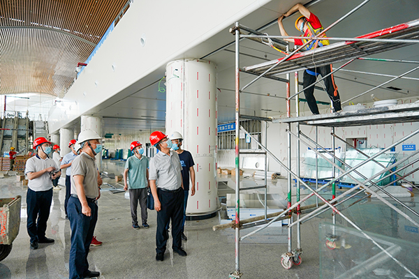 1654046460230220.jpg 市國資委敬東陽主任帶隊(duì)調(diào)研綿陽機(jī)場T2航站樓2.jpg