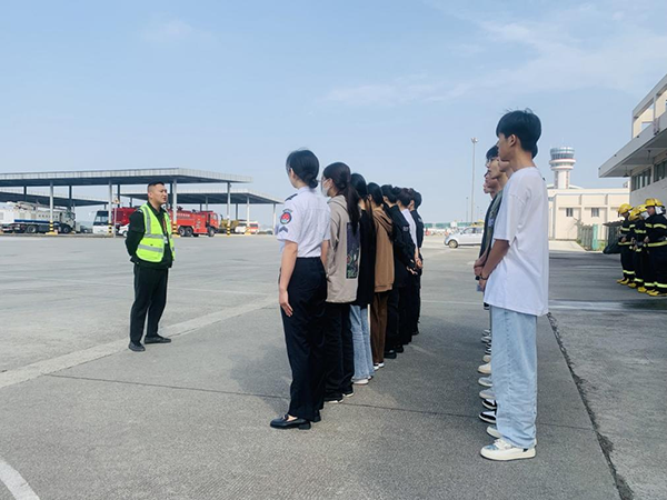 綿陽(yáng)機(jī)場(chǎng)安檢站對(duì)閬中機(jī)場(chǎng)、民航校  實(shí)習(xí)生開展軍訓(xùn).png