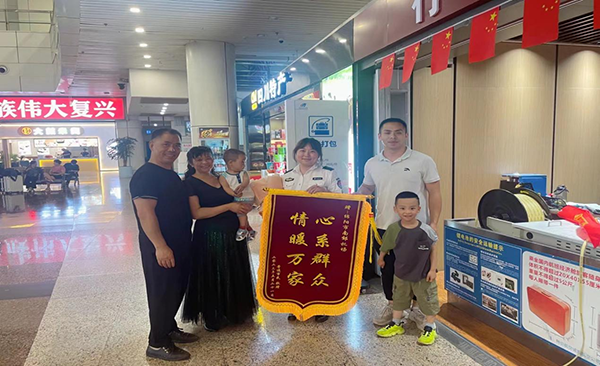心系群眾，情暖萬家—— 綿陽機場安檢站暖心服務獲錦旗.png
