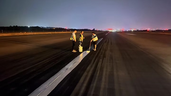 深夜，航班結(jié)束后，工作人員對(duì)跑道中心線進(jìn)行復(fù)新_副本.jpg